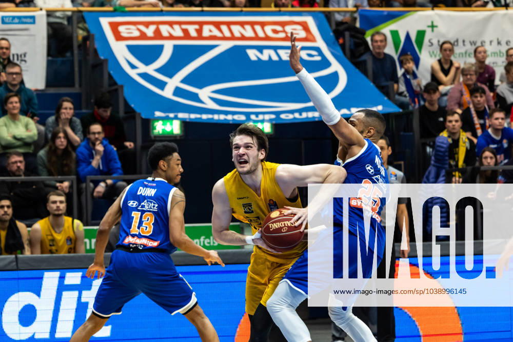 EasyCredit Basketball Bundesliga, Syntainics MBC - Tigers Tübingen 14.01.2023, easyCredit Basketball Bundesliga, BBL, Saison 2023 2024, Herren, Syntainics MBC - Tigers Tübingen, Christoph Philipps (Tigers Tübingen, No13), Chris-Ebou Ndow (Syntainics MBC, No 25)