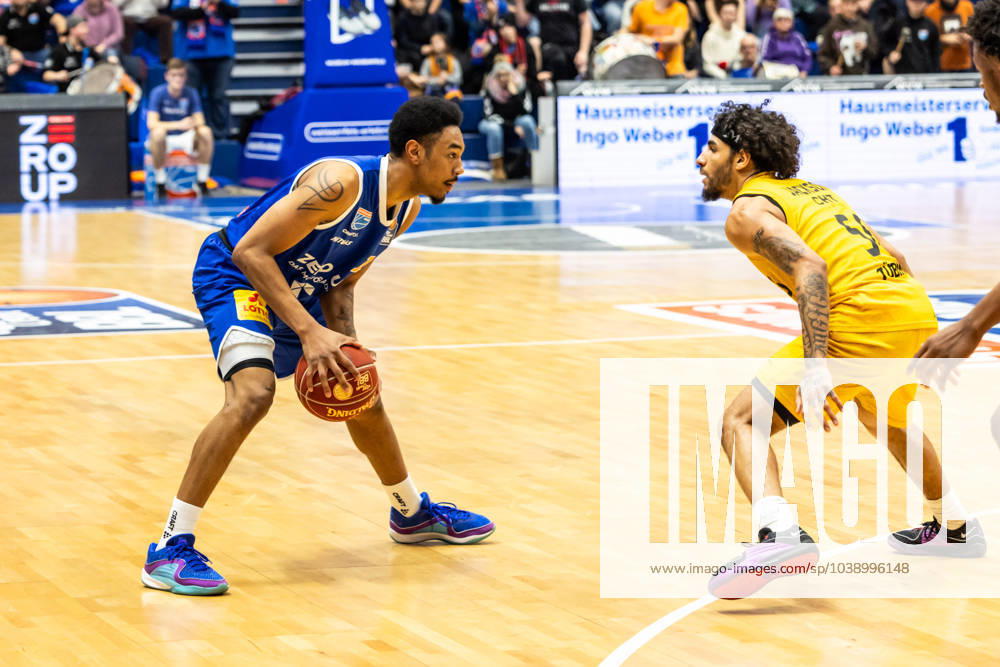 EasyCredit Basketball Bundesliga, Syntainics MBC - Tigers Tübingen 14.01.2023, easyCredit Basketball Bundesliga, BBL, Saison 2023 2024, Herren, Syntainics MBC - Tigers Tübingen, Jhonathan Dunn (Syntainics MBC, No 13), Jhivvan Jackson (Tigers Tübingen, No56)