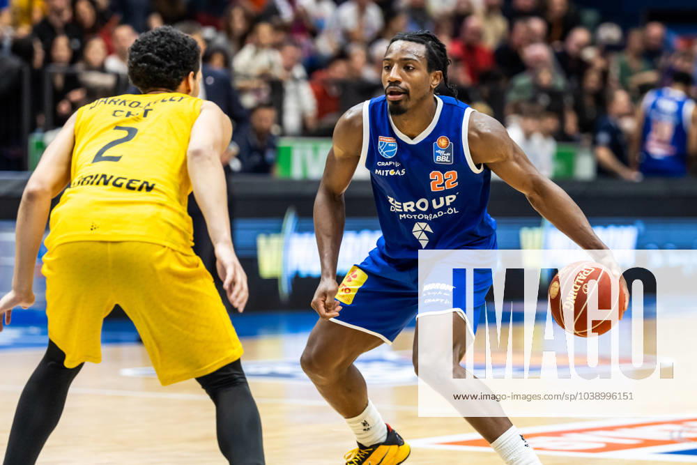 EasyCredit Basketball Bundesliga, Syntainics MBC - Tigers Tübingen 14.01.2023, easyCredit Basketball Bundesliga, BBL, Saison 2023 2024, Herren, Syntainics MBC - Tigers Tübingen, Johnathan Stove (Syntainics MBC, No 22), Zaccheus Darko-Kelly (Tigers Tübingen, No2)