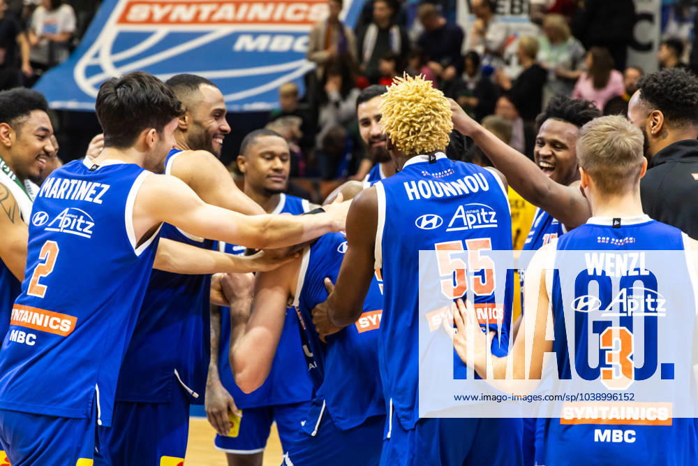 EasyCredit Basketball Bundesliga, Syntainics MBC - Tigers Tübingen 14.01.2023, easyCredit Basketball Bundesliga, BBL, Saison 2023 2024, Herren, Syntainics MBC - Tigers Tübingen, Das Team Team vom Syntainics MBC jubelt nach dem Sieg