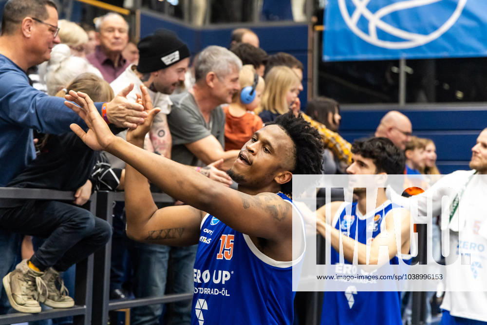 EasyCredit Basketball Bundesliga, Syntainics MBC - Tigers Tübingen 14.01.2023, easyCredit Basketball Bundesliga, BBL, Saison 2023 2024, Herren, Syntainics MBC - Tigers Tübingen, Stephon Jelks (Syntainics MBC, No 15) bedankt sich bei den Fans