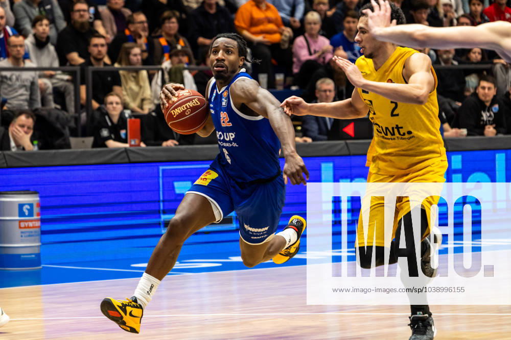 EasyCredit Basketball Bundesliga, Syntainics MBC - Tigers Tübingen 14.01.2023, easyCredit Basketball Bundesliga, BBL, Saison 2023 2024, Herren, Syntainics MBC - Tigers Tübingen, Johnathan Stove (Syntainics MBC, No 22), Zaccheus Darko-Kelly (Tigers Tübingen, No2)