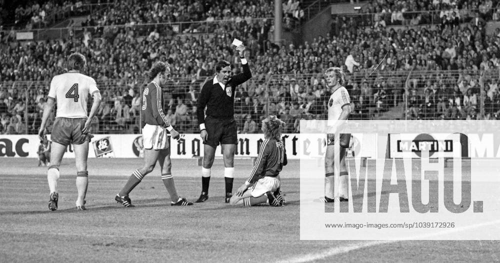 Schweden - Polen Deutschland, Stuttgart, 26.06.1974, Fussball, WM 1974 in Deutschland, Schweden - Polen (0:1): v.l. Björn Nordqvist (Schweden), Jerzy Gorgon (Polen), Ramon Barreto (Schiedsrichter), Andrzej Smarmach (Polen), Björn Andersson (Schweden).