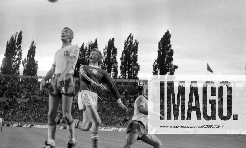 Schweden - Polen Deutschland, Stuttgart, 26.06.1974, Fussball, WM 1974 in Deutschland, Schweden - Polen (0:1): v.l. Björn Nordqvist (Schweden), Jerzy Gorgon (Polen), Björn Andersson (Schweden).