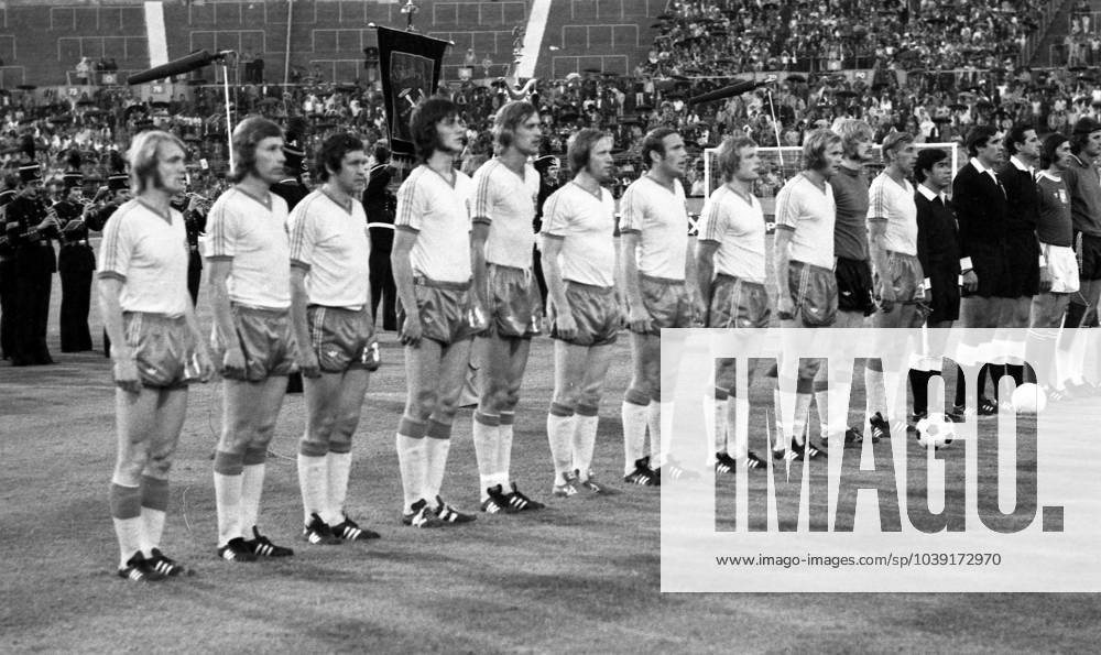 Schweden - Polen Deutschland, Stuttgart, 26.06.1974, Fussball, WM 1974 in Deutschland, Schweden - Polen (0:1): Team Mannschaft Kader Schweden v.l. Roland Sandberg, Conny Torstensson, Roland Grip, Ralf Edström, Staffan Tapper, Björn Nordqvist, Ove Grahn, Björn Andersson, Kent Karlsson, Ronnie Hellström, Bo Larsson.