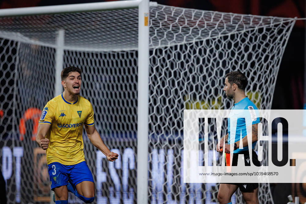 Bernardo Vital celebrates after winning penalty shootout during Taca Da Liga 23 24 (Allianz Cup) second semi-final game game between SL Benfica and GD Estoril Praia at Estadio Municipal de Leiria - Estadio Dr. Magalhaes Pessoa, Leiria, Portugal. (Maciej Rogowski) Leiria Estadio Municipal de Leiria - Estadio Dr. Magalhaes Pessoa Portugal