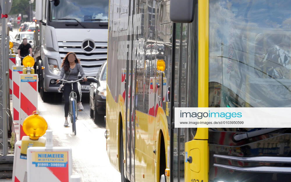Berlin - Deutschland. Dichter Verkehr mit Bussen, Autos und LKW ist eine gefährliche Situation für Menschen auf dem Rad.