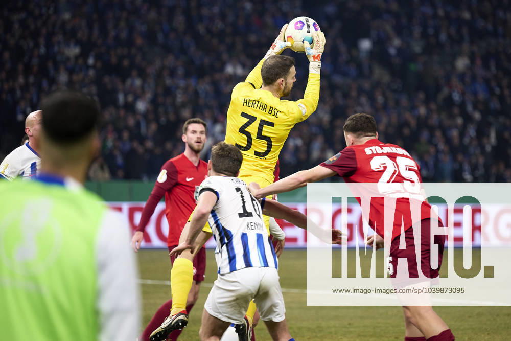 Marius Gersbeck (Hertha BSC, 35), GER, Hertha BSC vs. 1. FC Kaiserslautern, Fussball Herren, DFB Pokal, Viertelfinale, Saison 2023 2024, 31.01.2024. (DFL REGULATIONS PROHIBIT ANY USE OF PHOTOGRAPHS AS IMAGE SEQUENCES AND OR QUASI - VIDEO). GER, Hertha BSC vs. 1. FC Kaiserslautern, Fussball Herren, DFB Pokal, Viertelfinale, Saison 2023 2024, 31.01.2024. Berlin