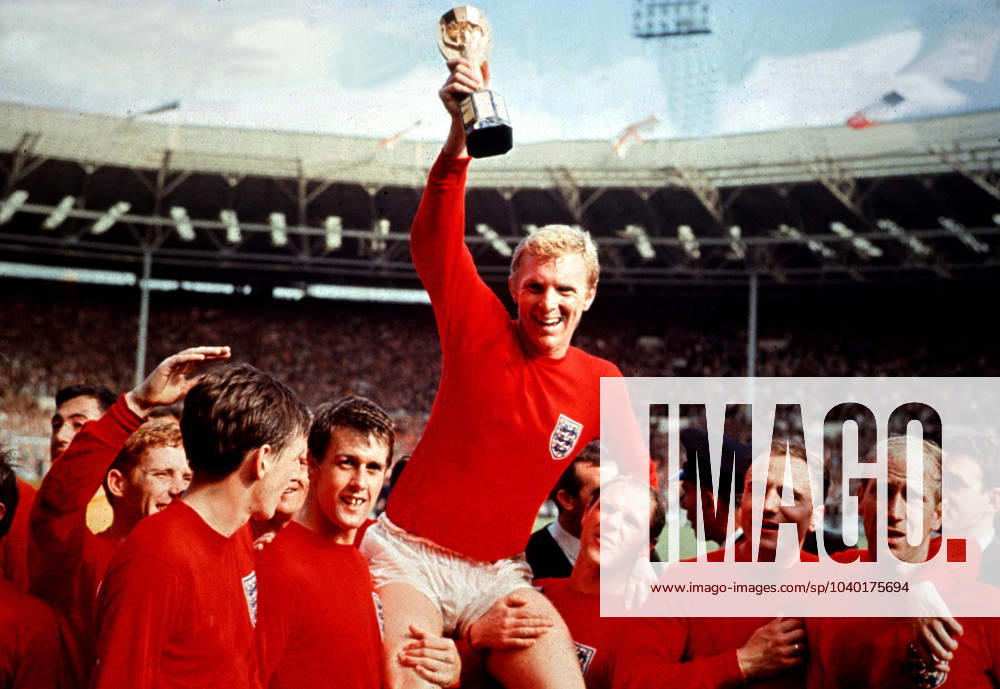 Onderwerp Subject: England - Germany (4-2) World Cup Final 1966 Reklame: Club Team Country: England Seizoen Season: 1965 1966 1966 1967 FOTO PHOTO: England s Bobby MOORE celebrating with the trophy and his team Trefwoorden Keywords: 02 $10 ±1164891446737 LONDON ENG Content not available for redistribution in The Netherlands directly or indirectly through any third parties.