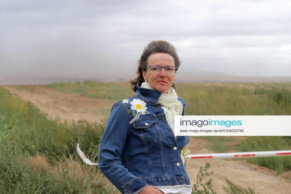 Kohleausstieg, Kohlegegnerin Barbara Oberherr aus Erkelenz-Kreyenberg am Tagebaurand an der L 277, Frau Oberherr plant eine Verfassungsbeschwerde 19.08.2020