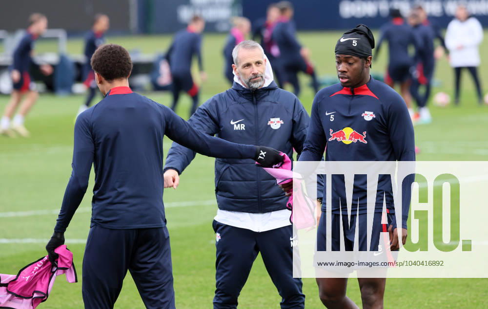 RB Leipzig Training Champions League Leipzig, 12.02.2024, RB Trainingszentrum, UEFA Champions League , RB Leipzig - Abschlusstraining am Vortag von Leipzig v. Real Madrid , Im Bild v.l.: Yannik Eduardo (46, RB Leipzig), Trainer Marco Rose (RB Leipzig) und El Chadaille Bitshiabu (5, RB Leipzig) ,