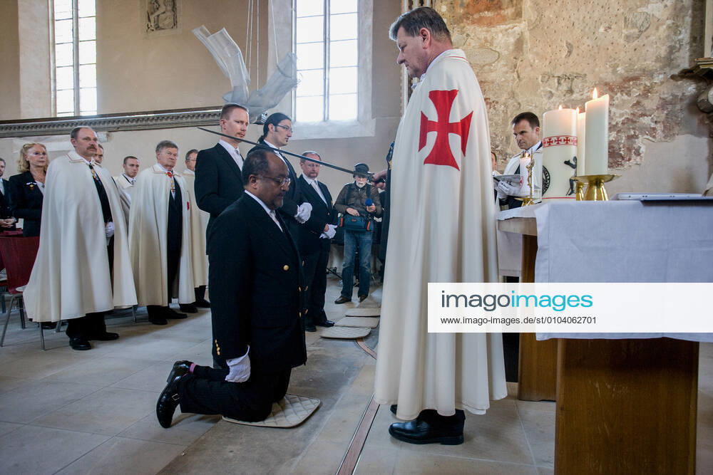 Investitur des Ordens Ritterorden Christi vom Tempel zu Jerusalem (OSMTH) in der Nikolaikirche Wettin, Saalekreis. Prinz Asfa-Wossen Asserate wird von Groß-Prior Werner Rind zum Rtter geschlagen. Er ist der Großneffe des Letzten Kaisers von Äthiopien ,Haile Selassie.