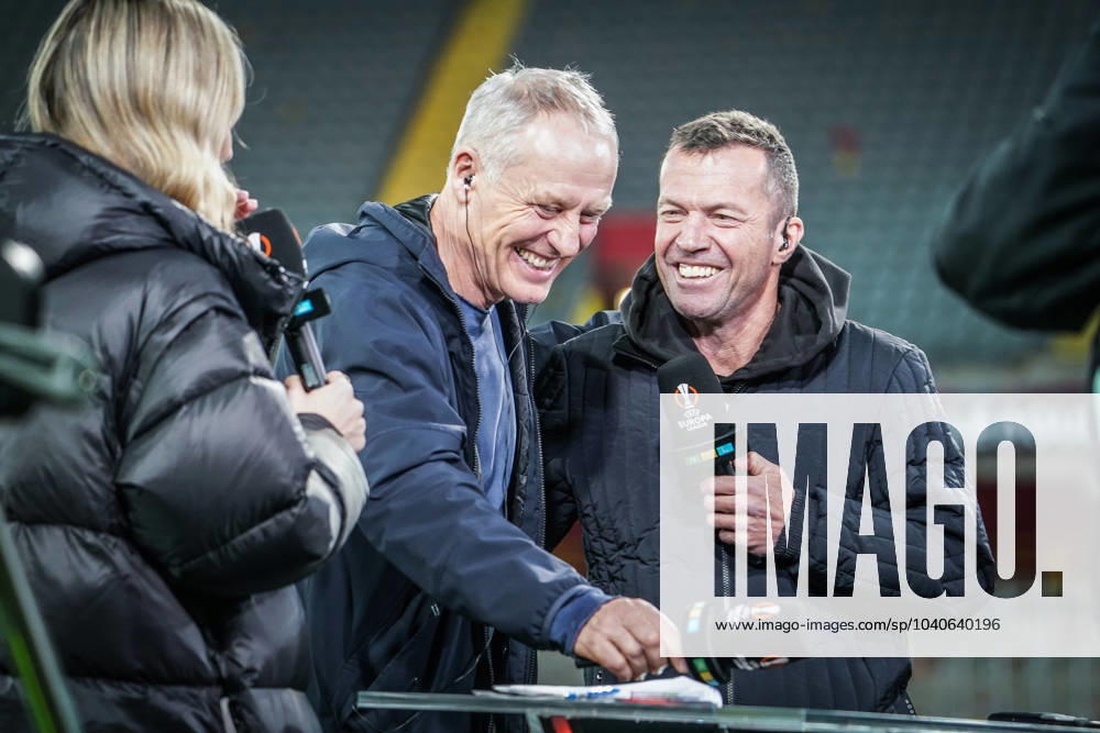 Fußball: UEFA Europa League 2023 2024, k.-o.-Runden-Play-offs, RC Lens - SC Freiburg, Stadion Bollaert-Delelis (Lens): TV Fussball-Experte Lothar Matthäus mit Freiburgs Trainer Christian Streich Lens Bollaert-Delelis Stadium Frankreich
