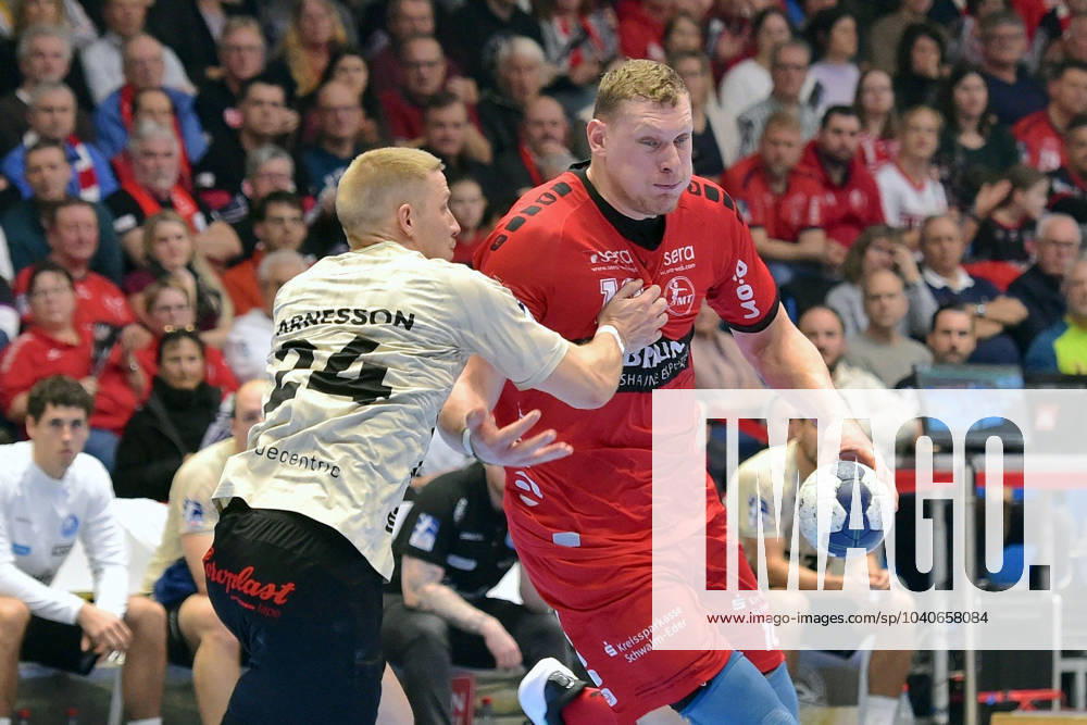 Dainis Kristopans (MT Melsungen 10) (am Ball), Linus Arnesson (Bergischer HC 24) , GER, MT Melsungen - Bergischer HC, Handball, 1. Bundesliga Maenner, 22. Spieltag, Saison 2023-2024, 16.02.2024, GER, MT Melsungen - Bergischer HC, Handball, 1. Bundesliga Maenner,22. Spieltag, 16.02.2024 Kassel