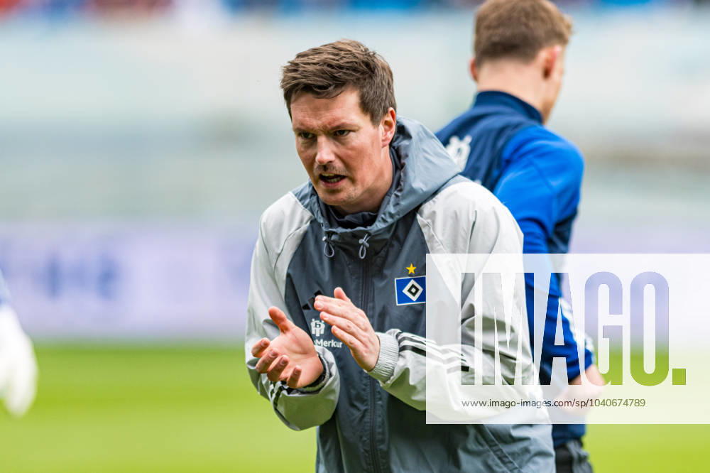 Rostock, Deutschland 17. Februar 2024: 2. BL - 2023 2024 - FC Hansa Rostock vs. Hamburger SV Im Bild: Trainer Merlin Polzin (Hamburger SV) feuert seine Mannschaft beim Aufwärmen an DFL regulations prohibit any use of photographs as image sequences and or quasi-video.