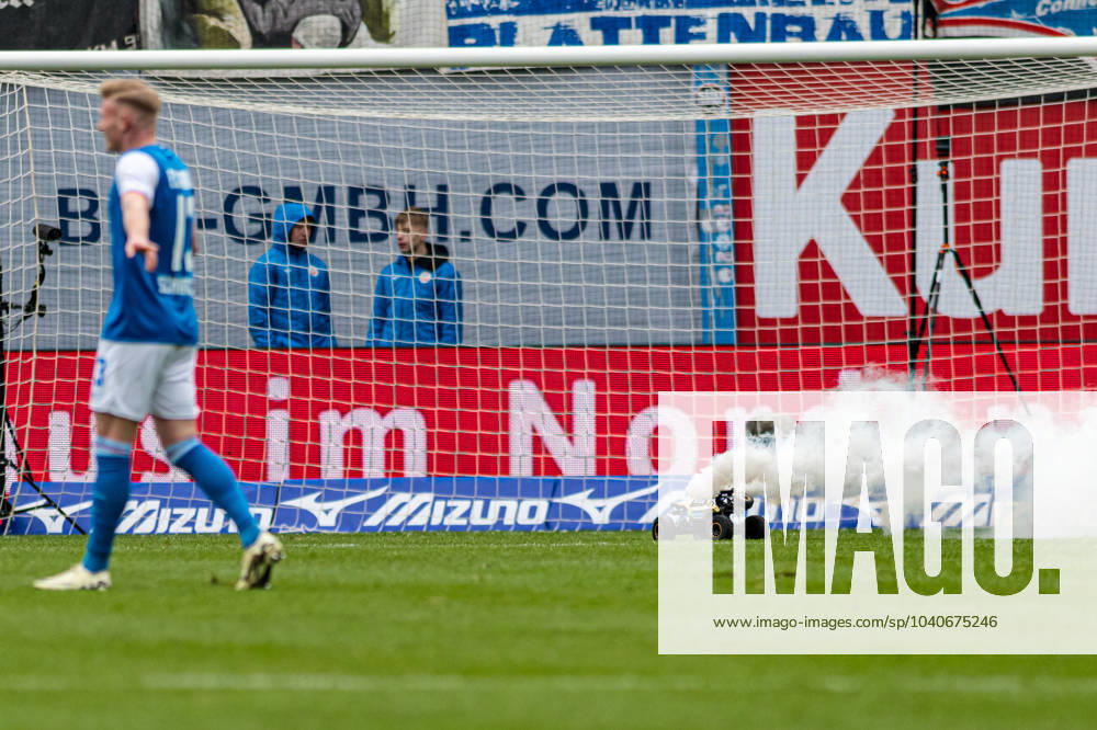 Rostock, Deutschland 17. Februar 2024: 2. BL - 2023 2024 - FC Hansa Rostock vs. Hamburger SV Im Bild: Im Bild: ferngesteuertes Auto mit weissem Rauch auf dem Spielfeld - protest gegen investoren dfl DFL regulations prohibit any use of photographs as image sequences and or quasi-video.