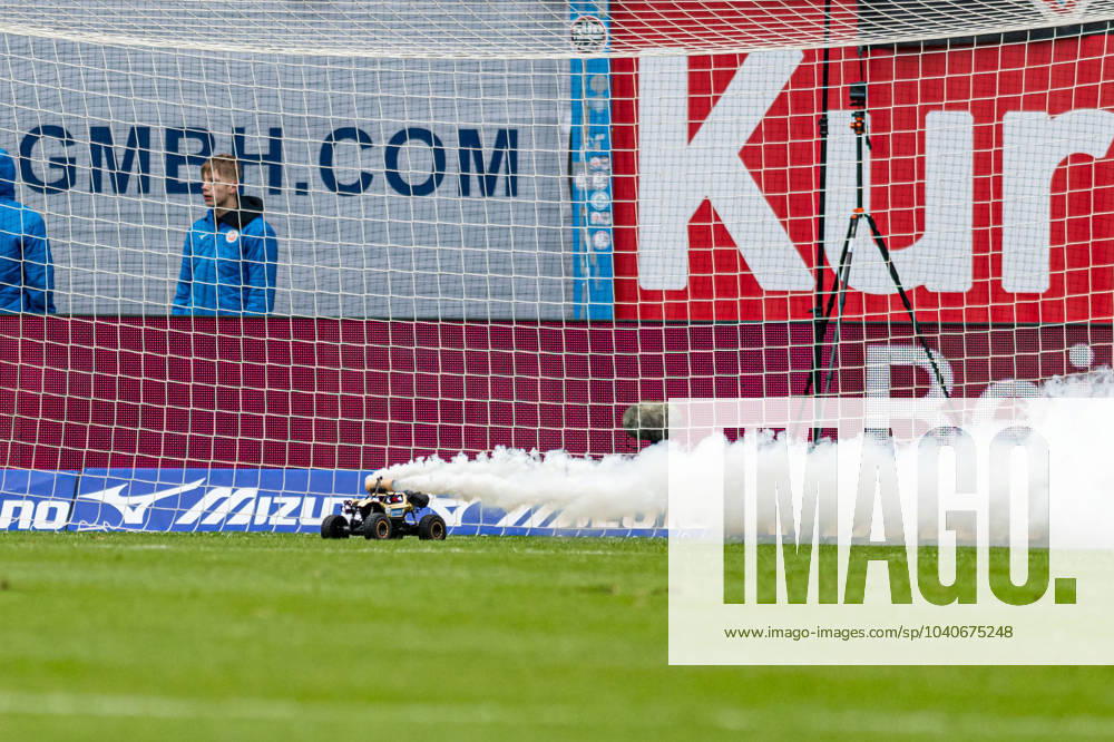 Rostock, Deutschland 17. Februar 2024: 2. BL - 2023 2024 - FC Hansa Rostock vs. Hamburger SV Im Bild: ferngesteuertes Auto mit weissem Rauch auf dem Spielfeld - protest gegen investoren dfl DFL regulations prohibit any use of photographs as image sequences and or quasi-video.