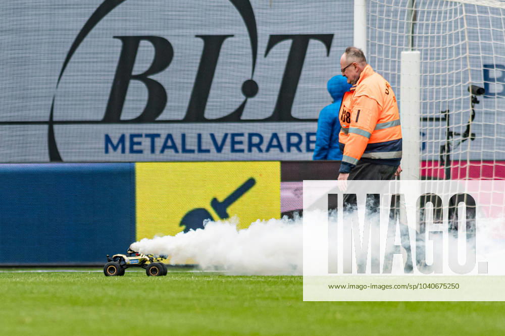 Rostock, Deutschland 17. Februar 2024: 2. BL - 2023 2024 - FC Hansa Rostock vs. Hamburger SV Im Bild: ferngesteuertes Auto mit weissem Rauch auf dem Spielfeld - gejagt von einem ordner - protest gegen investoren dfl DFL regulations prohibit any use of photographs as image sequences and or quasi-video.