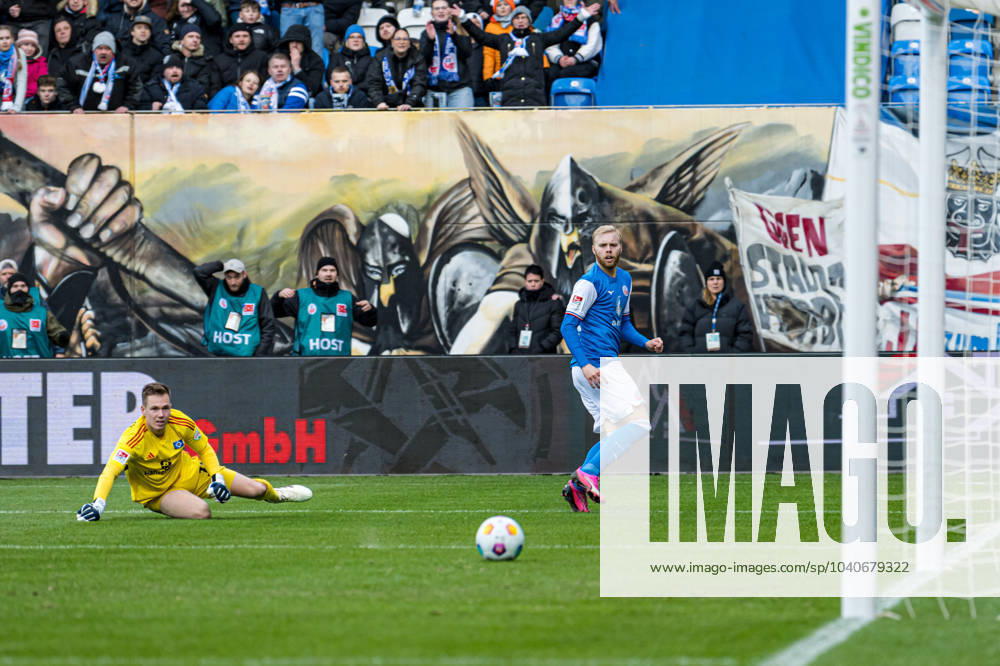Rostock, Deutschland 17. Februar 2024: 2. BL - 2023 2024 - FC Hansa Rostock vs. Hamburger SV Im Bild: 2.v.li. Sveinn Gudjohnsen (Hansa Rostock) macht das Tor zum 2:1 1.v.li. Torhueter Matheo Raab (Hamburger SV) ist geschlagen DFL regulations prohibit any use of photographs as image sequences and or quasi-video.