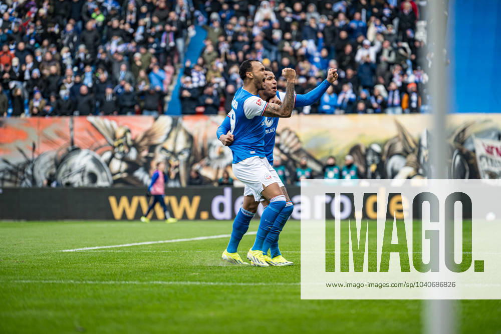 Rostock, Deutschland 17. Februar 2024: 2. BL - 2023 2024 - FC Hansa Rostock vs. Hamburger SV Im Bild: 1.v.re. Juan Jose Perea (Hansa Rostock) jubelt nach seinem Tor zum 1:1 mit 2.v.re. Junior Brumado (Hansa Rostock) DFL regulations prohibit any use of photographs as image sequences and or quasi-video.