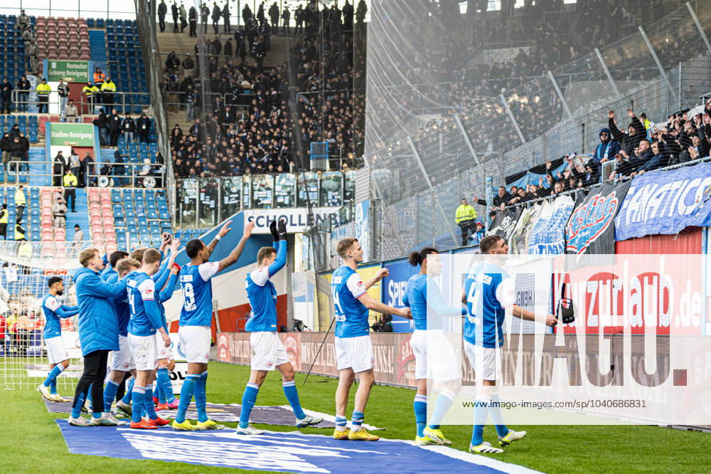 Rostock, Deutschland 17. Februar 2024: 2. BL - 2023 2024 - FC Hansa Rostock vs. Hamburger SV Im Bild: Die Mannschaft von Hansa Rostock bedankt sich bei den Fans auf der Südtribüne DFL regulations prohibit any use of photographs as image sequences and or quasi-video.