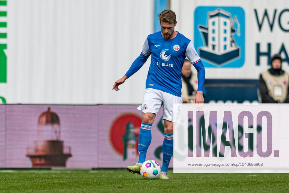 Rostock, Deutschland 17. Februar 2024: 2. BL - 2023 2024 - FC Hansa Rostock vs. Hamburger SV Im Bild: Oliver Hüsing Huesing (Hansa Rostock) DFL regulations prohibit any use of photographs as image sequences and or quasi-video.