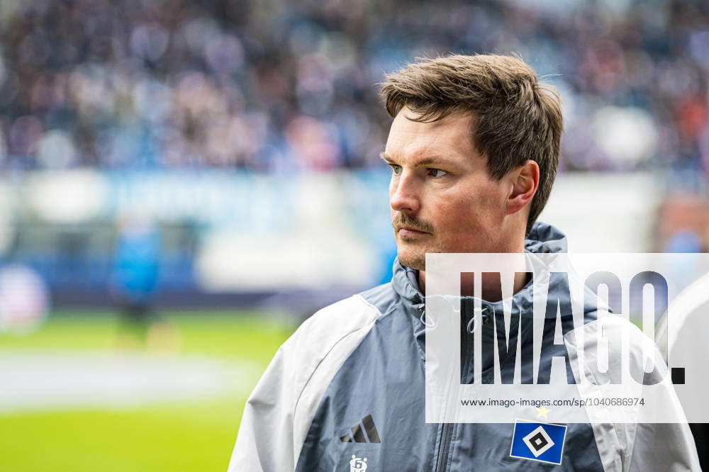 Rostock, Deutschland 17. Februar 2024: 2. BL - 2023 2024 - FC Hansa Rostock vs. Hamburger SV Im Bild: Trainer Merlin Polzin (Hamburger SV) DFL regulations prohibit any use of photographs as image sequences and or quasi-video.