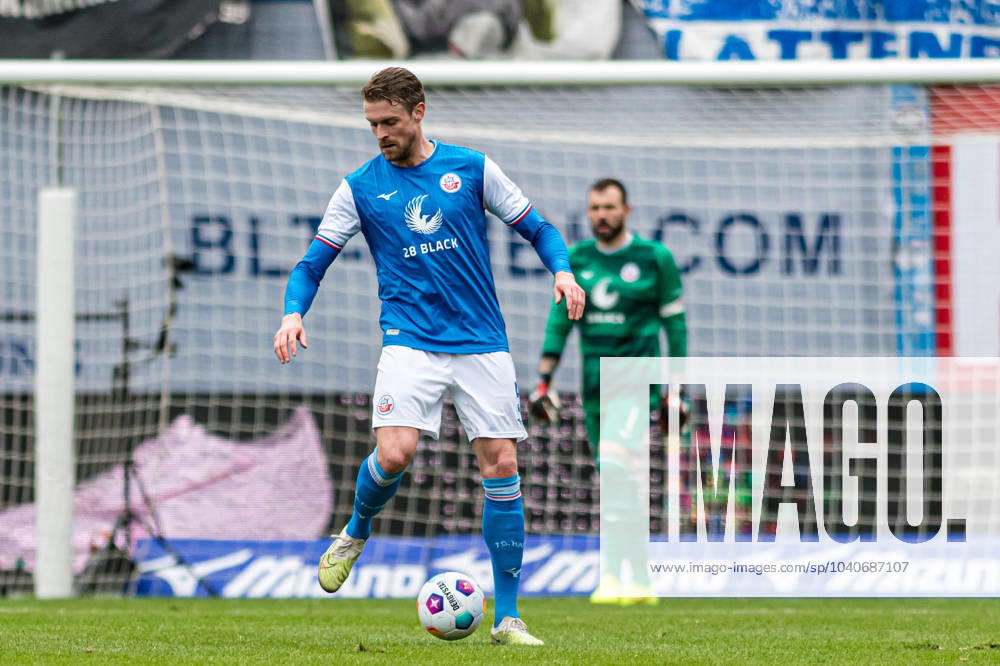 Rostock, Deutschland 17. Februar 2024: 2. BL - 2023 2024 - FC Hansa Rostock vs. Hamburger SV Im Bild: Oliver Hüsing Huesing (Hansa Rostock) DFL regulations prohibit any use of photographs as image sequences and or quasi-video.