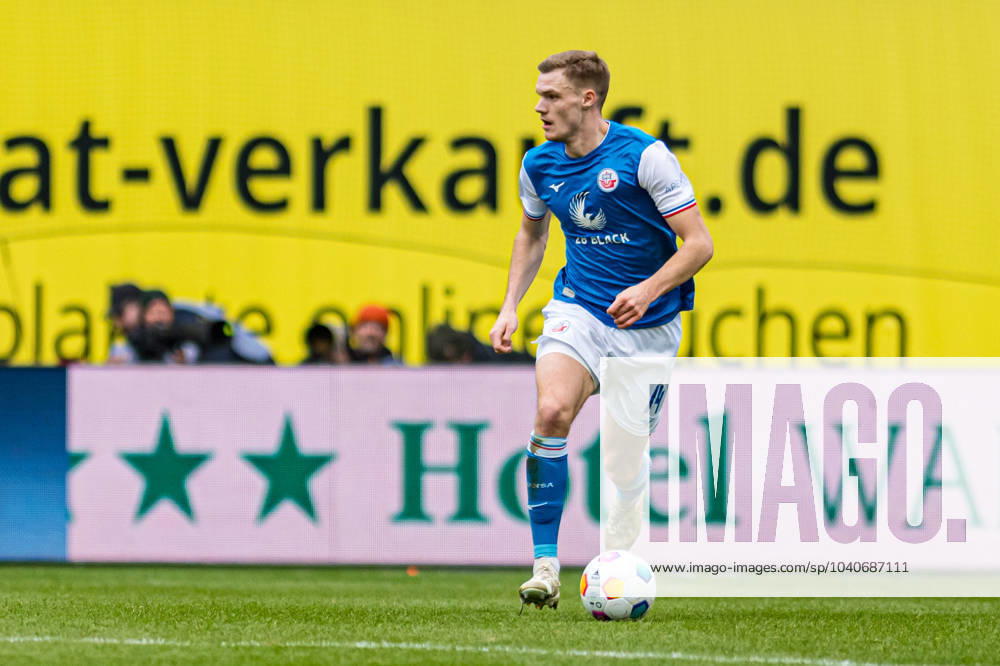 Rostock, Deutschland 17. Februar 2024: 2. BL - 2023 2024 - FC Hansa Rostock vs. Hamburger SV Im Bild: Svante Ingelsson (Hansa Rostock) DFL regulations prohibit any use of photographs as image sequences and or quasi-video.