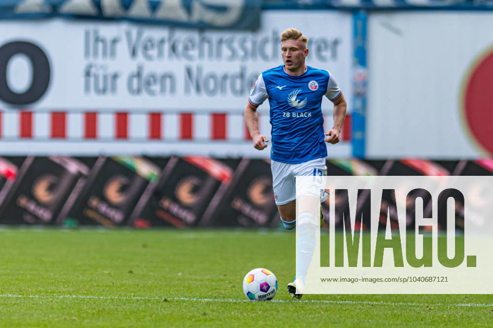 Rostock, Deutschland 17. Februar 2024: 2. BL - 2023 2024 - FC Hansa Rostock vs. Hamburger SV Im Bild: Kevin Schumacher (Hansa Rostock) DFL regulations prohibit any use of photographs as image sequences and or quasi-video.