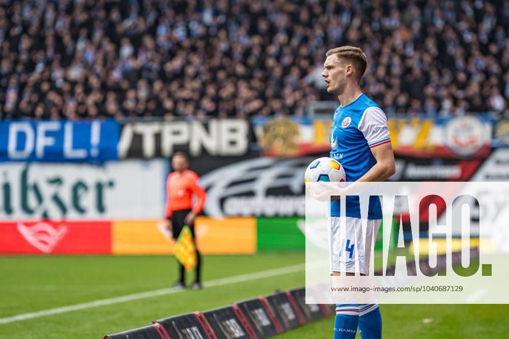 Rostock, Deutschland 17. Februar 2024: 2. BL - 2023 2024 - FC Hansa Rostock vs. Hamburger SV Im Bild: Svante Ingelsson (Hansa Rostock) vor einem Einwurf DFL regulations prohibit any use of photographs as image sequences and or quasi-video.