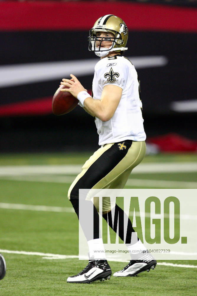 NFL, American Football Herren, USA Saints vs Falcons DEC 13 Dec. 13, 2009 - Atlanta, Georgia, United States - December 13, 2009: Saints quarterback, Drew Brees, during the game between the New Orleans Saints and the Atlanta Falcons at the Georgia Dome in Atlanta, Georgia. The Saints kicked a field goal with 4 minutes left in the game, then held off the Falcons for a 26-23 win - preserving their undefeated season.(Credit Image: Â Cecil Copeland Cal Media) Atlanta Georgia United States