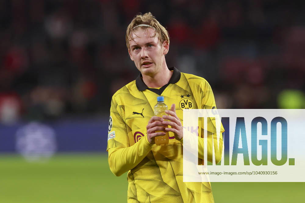 Julian Brandt (Borussia Dortmund) klatscht in die Haende, UEFA Champions League 2023 2024 - Round of 16 - 1st leg, PSV Eindhoven vs Borussia Dortmund, PSV Stadion, 20.02.2024, Eindhoven, Netherlands.
