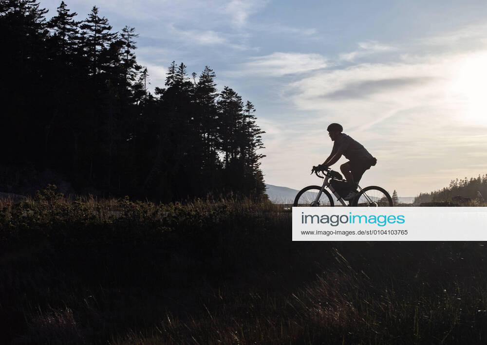 Cyclist rides bike along road in Acadia National park, Maine Bar Harbor, ME, United States CR_SSNF200905C-492965-01 ,model released, Symbolfoto