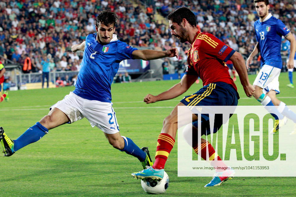 Onderwerp Subject: Italy U21, U 21 - Spain U21 - European Championship, EM, Europameisterschaft U21 Reklame: Club Team Country: Seizoen Season: 2012 2013 FOTO PHOTO: Giulio DONATI (L) of Italy U21 in duel with ISCO ( Francisco Roman Alarcon SUAREZ ) (R) of Spain U21. (Photo by PICS UNITED) JERUSALEM ISRAEL Content not available for redistribution in The Netherlands directly or indirectly through any third parties.