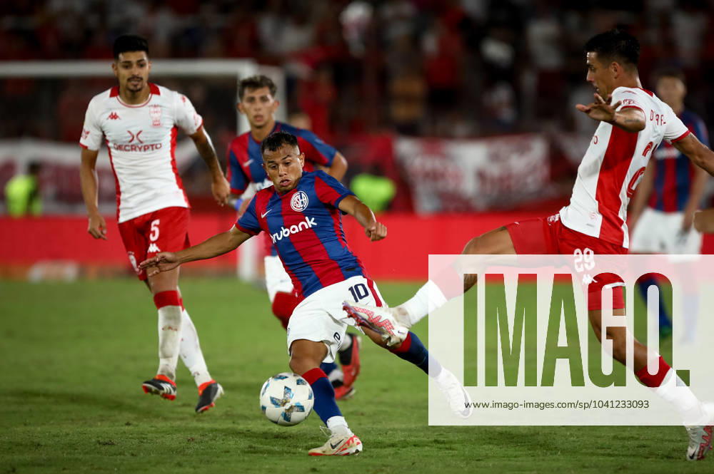 Nahuel Barrios of San Lorenzo (C) and Hernan de la Fuente of Huracan (R) seen in action during the match between Huracan and San Lorenzo as part of Copa de la Liga Argentina de Futbol at Tomas A. Duco Stadium, on February 24 2024 in Buenos Aires, Argentina Buenos Aires Argentina - ZUMAt163 20240224_zsp_t163_002