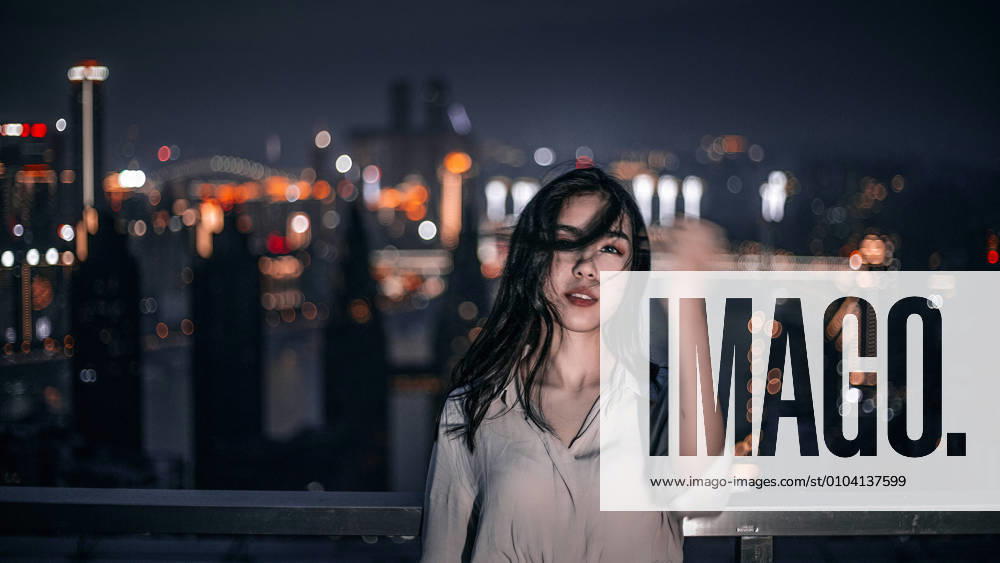 IMAGO Creative: Urbane Kultur - Sommer auf den Dächern In summer, Chongqing beauty Chongqing night view Chongqing architecture Chongqing five-star hotel location, standing on the rooftop breeze of the hotel, beautiful scenery, very comfortable. 742459460240670735