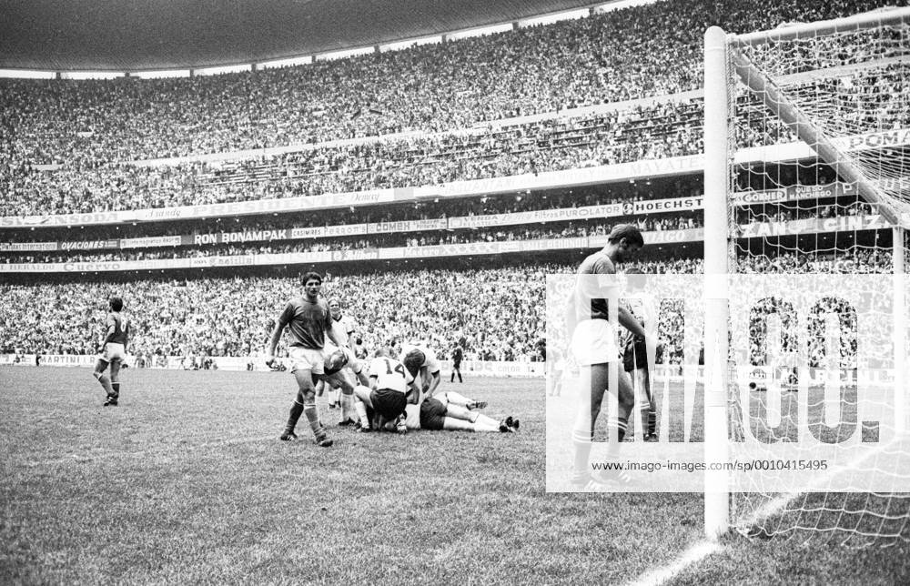 WM Halbfinale 1970 in Mexiko City - Italien - BR Deutschland 4:3 n.V. - Jubel der BRD mit Siegfried Held und Uwe Seeler zwischen den enttäuschten Torwart Enrico Albertosi (re.), Tarcisio Burgnich (2.v.re.) und Mario Bertini (2.v.li., alle Italien)