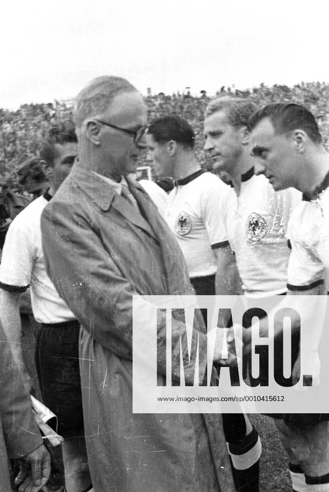 WM Finale 1954 in Bern - BR Deutschland - Ungarn 3:2 - Bundespräsident Rodolphe Rubattel (Schweiz, li.) begrüßt Josef Posipal (re.), Werner Liebrich (2.v.re.) und Ottmar Walter (Mitte, alle BRD)