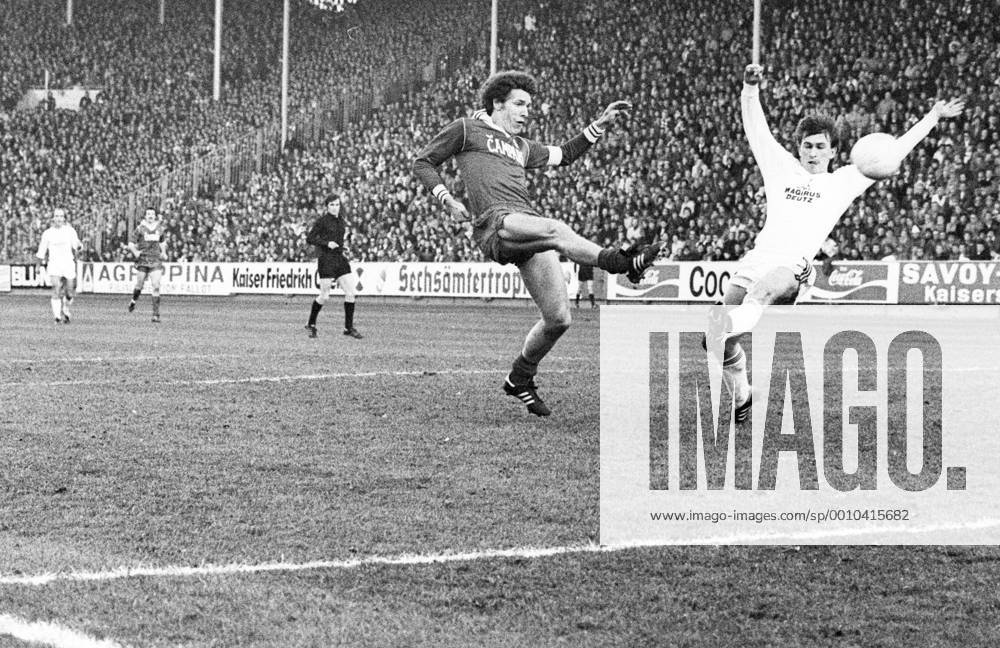 1. FC Kaiserslautern - FC Bayern München 2:1 - Klaus Toppmöller (Lautern, li.) gegen Klaus Augenthaler (Bayern)