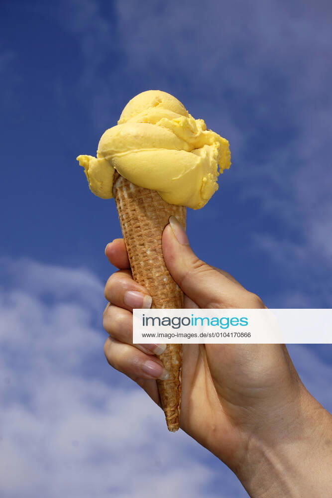 Eistüte mit Mango-Eis aus einer Allgäuer Eisdiele. 06.09.2020, Eistüte 06.09.2020, Eistüte