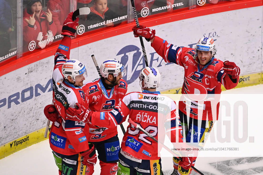 Utkani 51. kola hokejove extraligy: HC Ocelari Trinec - HC Dynamo Pardubice, 1. brezna 2024, Trinec (Frydecko-Mistecko). Hraci Pardubic se raduji z tretiho golu. (CTKxPhoto JaroslavxOzana) CTKPhotoP2024030109454 CTKPhotoP2024030109454