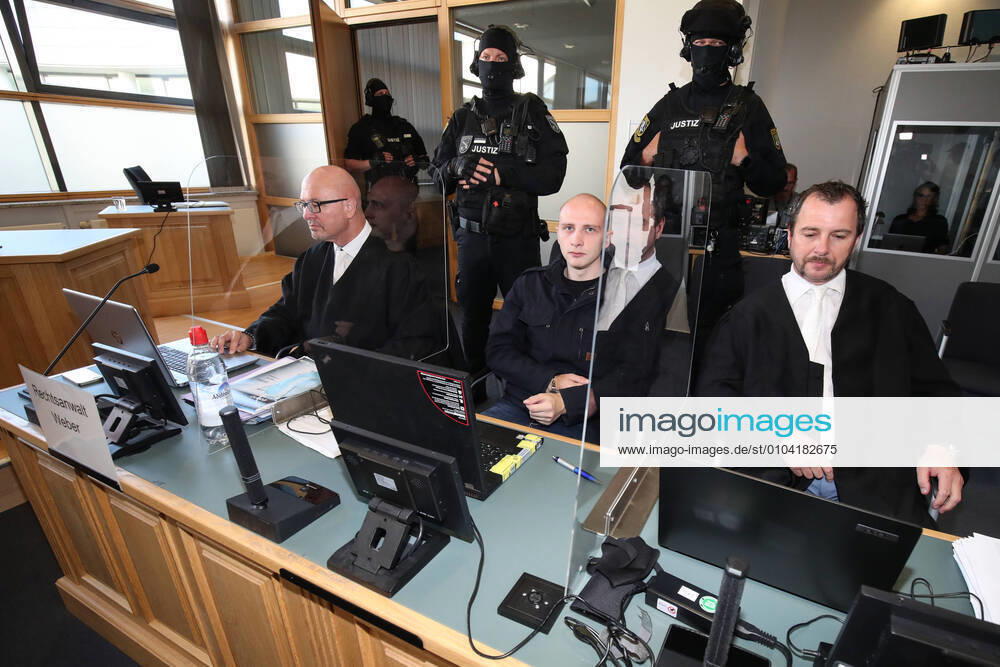 Der angeklagte Stephan Balliet hat seinen Laptop mit im Saal, der Akku vom Laptop läuft nur noch 45 Minuten ohne Strom, laut Aussage Stephan Balliet muss er deswegen an eine Steckdose angeschlossen werden, Prozesstag Elf im Landgericht Magdeburg gegen den Halle Attentäter Stephan Balliet insgesamt fünf Richterinnen und Richter entscheiden am Ende über das Urteil, ein sechster steht als Reserve parat. Die Vorsitzende Richterin ist Ursula Mertens. 43 Nebenklägerinnen und -kläger sind zum Prozess am Landgericht in Magdeburg zugelassen, die von 21 Anwälten beraten werden. Personen Bitte Pixeln-Personen Unkenntlich machen