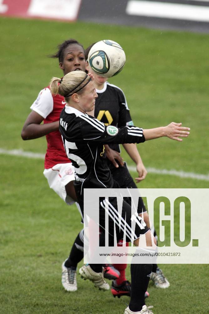 Rückspiel UEFA Womens Champions League UWCL, 1 FFC Frankfurt vs Arsenal London Ladies, Stadion am Brentanobad, 21.04.2012, Saison 2011 2012: Svenja Huth (Frankfurt) klärt vor Danielle Carter (Arsenal)
