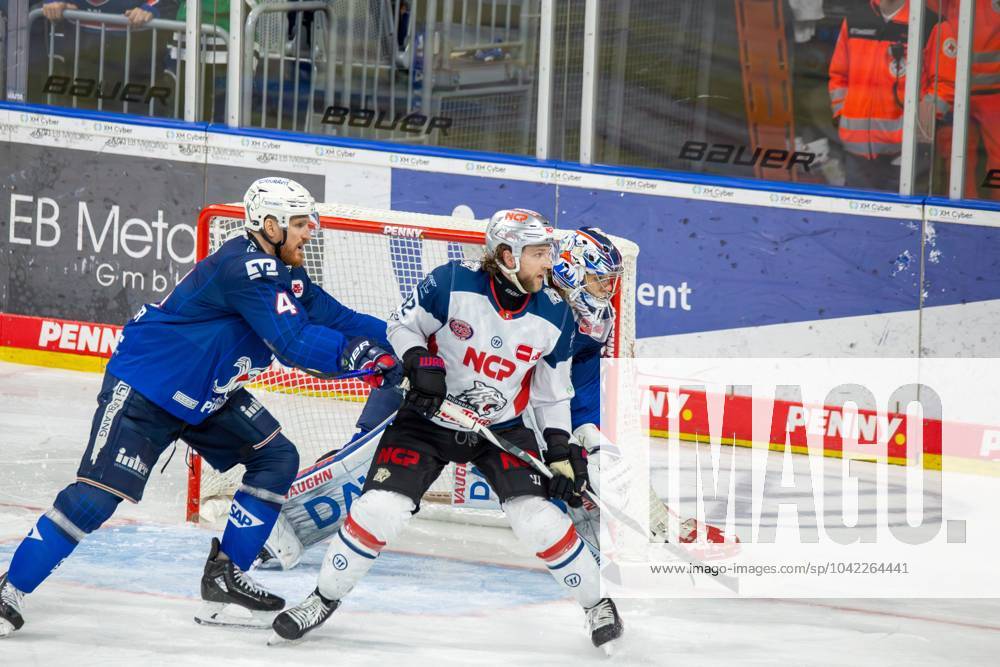 DEL, Deutsche Eishockey Liga Saison 2023 24, 1. Playoff-Runde (Pre-Playoffs): Adler Mannheim gegen Nürnberg Ice Tigers (2:1). Korbinian Holzer (4, Adler Mannheim) und Hayden Shaw (82, Nürnberg Ice Tigers) in Erwartung des Pucks vor dem Tor der Adler Mannheim