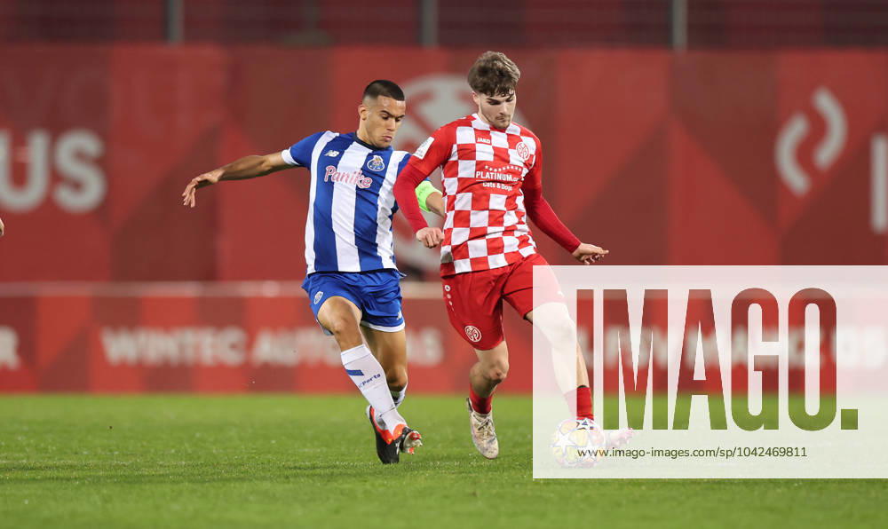 Fussball UEFA Youth League Viertelfinale, 1. FSV Mainz 05 U19 - FC Porto, emonline,, v.l., Gabriel Bras (FC Porto), Fritz Engel (1. FSV Mainz 05) DFL DFB REGULATIONS PROHIBIT ANY USE OF PHOTOGRAPHS AS IMAGE SEQUENCES AND OR QUASI-VIDEO.