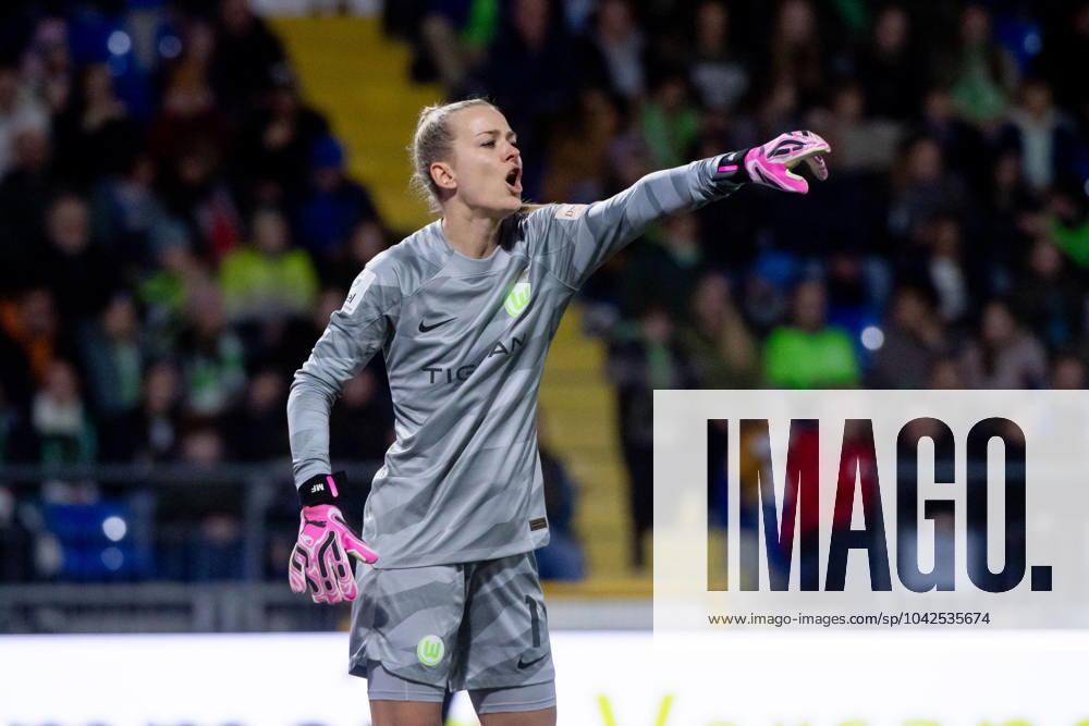 Merle Frohms (VfL Wolfsburg, 01), GER, TSG 1899 Hoffenheim vs VfL Wolfsburg, Fussball Google Pixel Frauen Bundesliga, 16. Spieltag, Saison 2023 2024, 15.03.2024 DFB regulations prohibit any use of photographs as image sequences and or quasi-video GER, TSG 1899 Hoffenheim vs VfL Wolfsburg, Fussball Google Pixel Frauen Bundesliga, 16. Spieltag, Saison 2023 2024, 15.03.2024 Hoffenheim