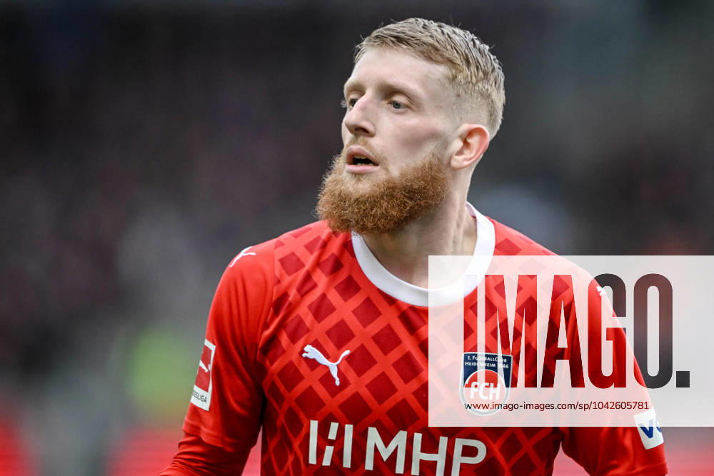 Heidenheim, Germany, Voith Arena, 1.FC Heidenheim vs Borussia Moenchen Gladbach - 1.Bundesliga, Jan-Niklas Beste (1.FC Heidenheim 1846) Schaut (Foto H. Langer) DFB DFL REGULATIONS PROHIBIT ANY USE OF PHOTOGRAPHS AS IMAGE SEQUENCES AND OR QUASI-VIDEO. Heidenheim Voith Arena Germany