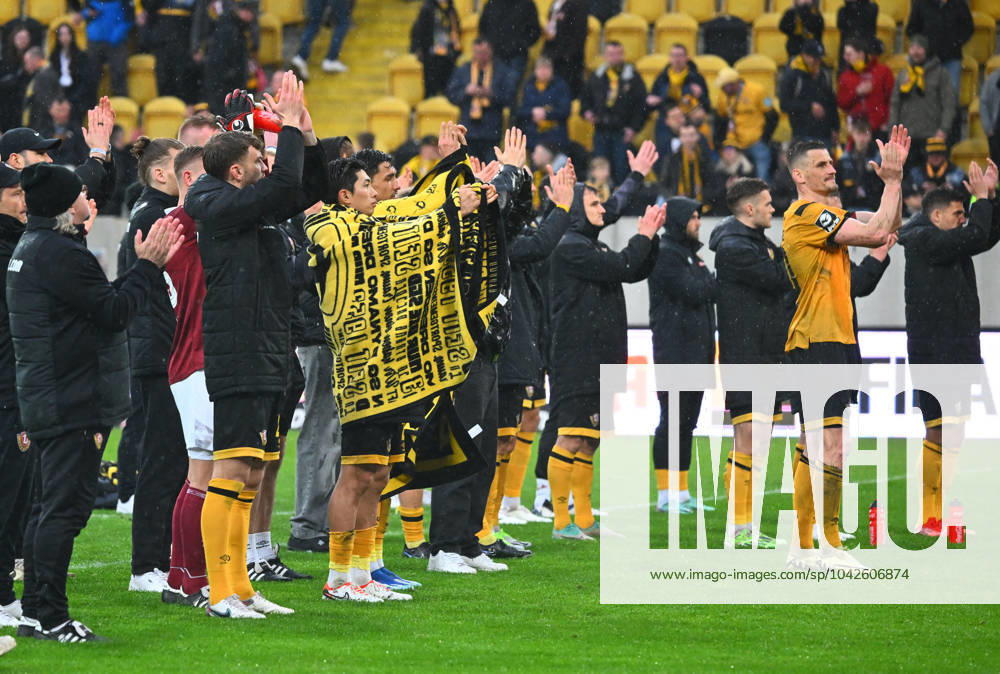 Die Dresdner bedanken sich nach dem Spiel bei ihren Fans, 16.03.2024, Fussball, GER, Saison 2023 2024, 3. Liga, Dritte Liga, 30. Spieltag, Rudolf-Harbig-Stadion Dresden, SG Dynamo Dresden - SSV Ulm 1846, DFB AND DFL REGULATIONS PROHIBIT ANY USE OF PHOTOGRAPHS as IMAGE SEQUENCES and or QUASI-VIDEO,