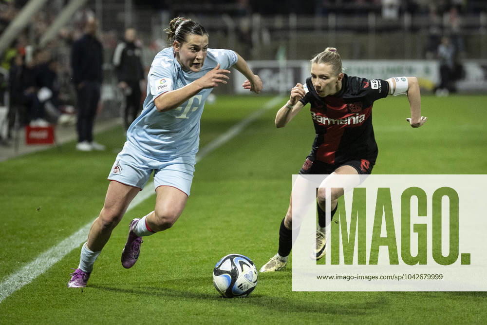 KW12 GOOGLE PIXEL Frauen Bundesliga: Bayer 04 Leverkusen - 1. FC Köln; 18.03.2024 Carlotta Wamser (1. FC Köln, 30) im Zweikampf mit Elisa Senss (Bayer 04 Leverkusen,6); Leverkusen, 18.03.2024: 16. Spieltag der GOOGLE PIXEL Frauen Bundesliga: Bayer 04 Leverkusen - 1. FC Köln, Ulrich-Haberland-Stadion, Leverkusen. Die DFL-Bestimmungen verbieten die Verwendung von Fotografien als Bildsequenzen und oder Quasi-Videos.